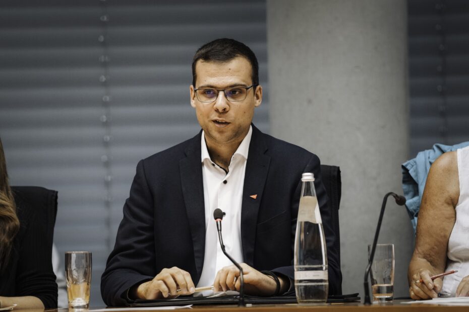 Fabian Fahl beim Mietengipfel der Bundestagsfraktion, Juli 2025