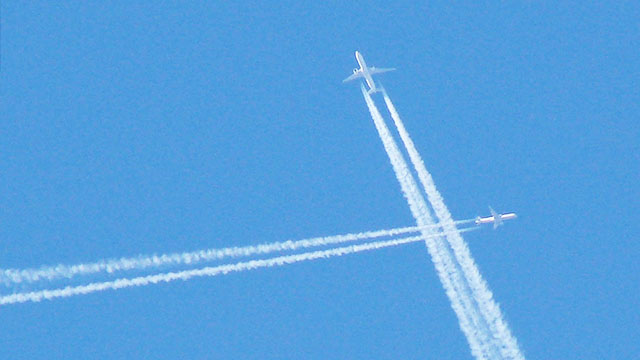 Flugzeuge mit Kondensstreifen am Himmel
